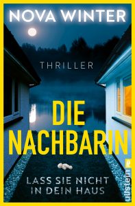 Cover von „Die Nachbarin“ von Nova Winter: Zwei Wohnhäuser stehen an einem nebligen Weg, im Hintergrund leuchtet der Mond und eine düstere Stimmung wird durch kühle Farben und Schattenspiele erzeugt.