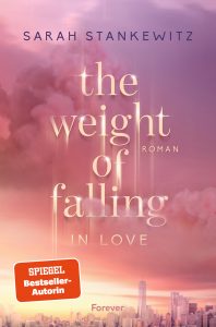 Cover von „the weight of falling in love“ von Sarah Stankewitz: Pastellrosa-violetter Himmel mit Lichtstreifen über einer Stadtsilhouette.