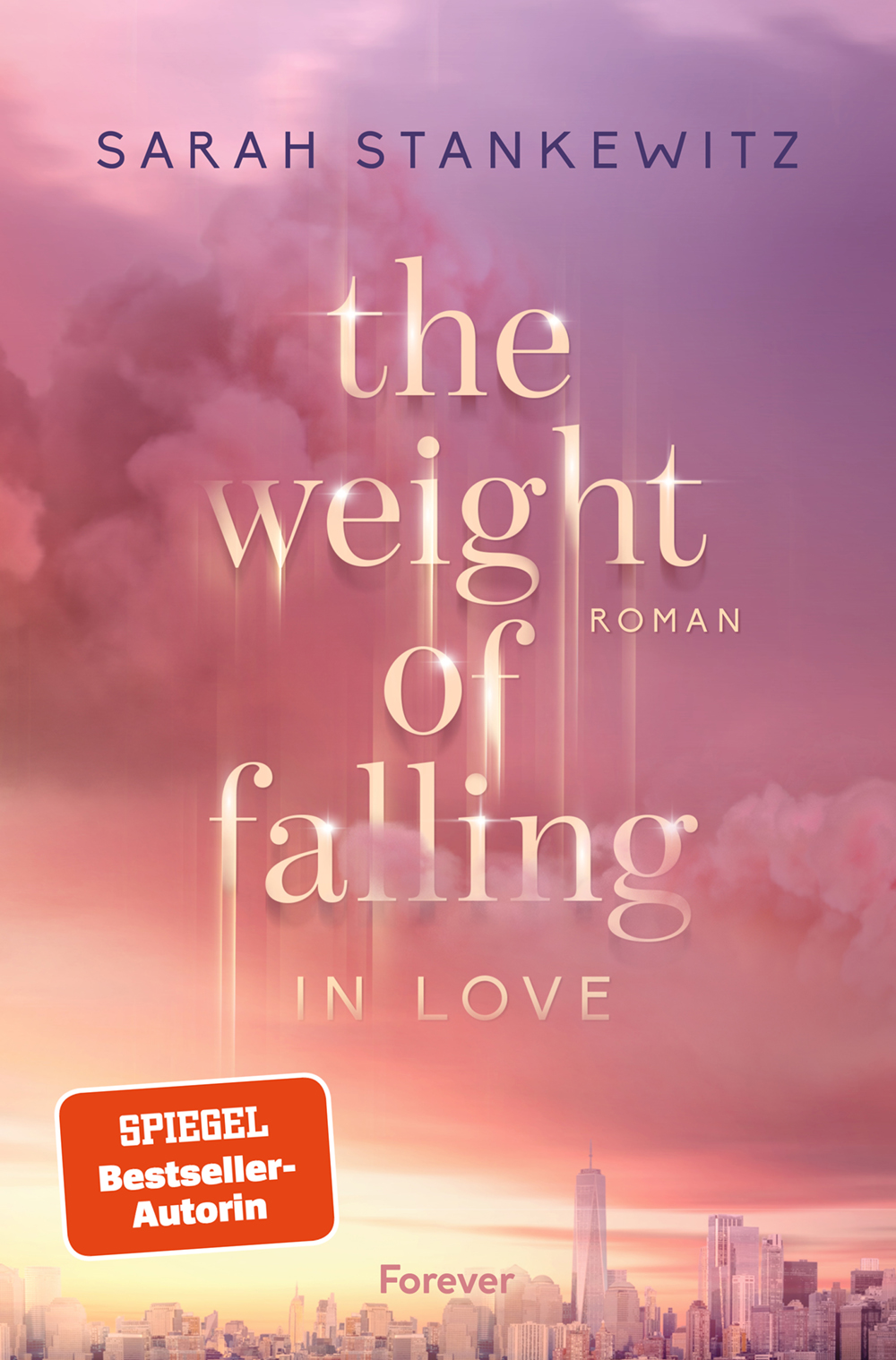 Cover von „the weight of falling in love“ von Sarah Stankewitz: Pastellrosa-violetter Himmel mit Lichtstreifen über einer Stadtsilhouette.