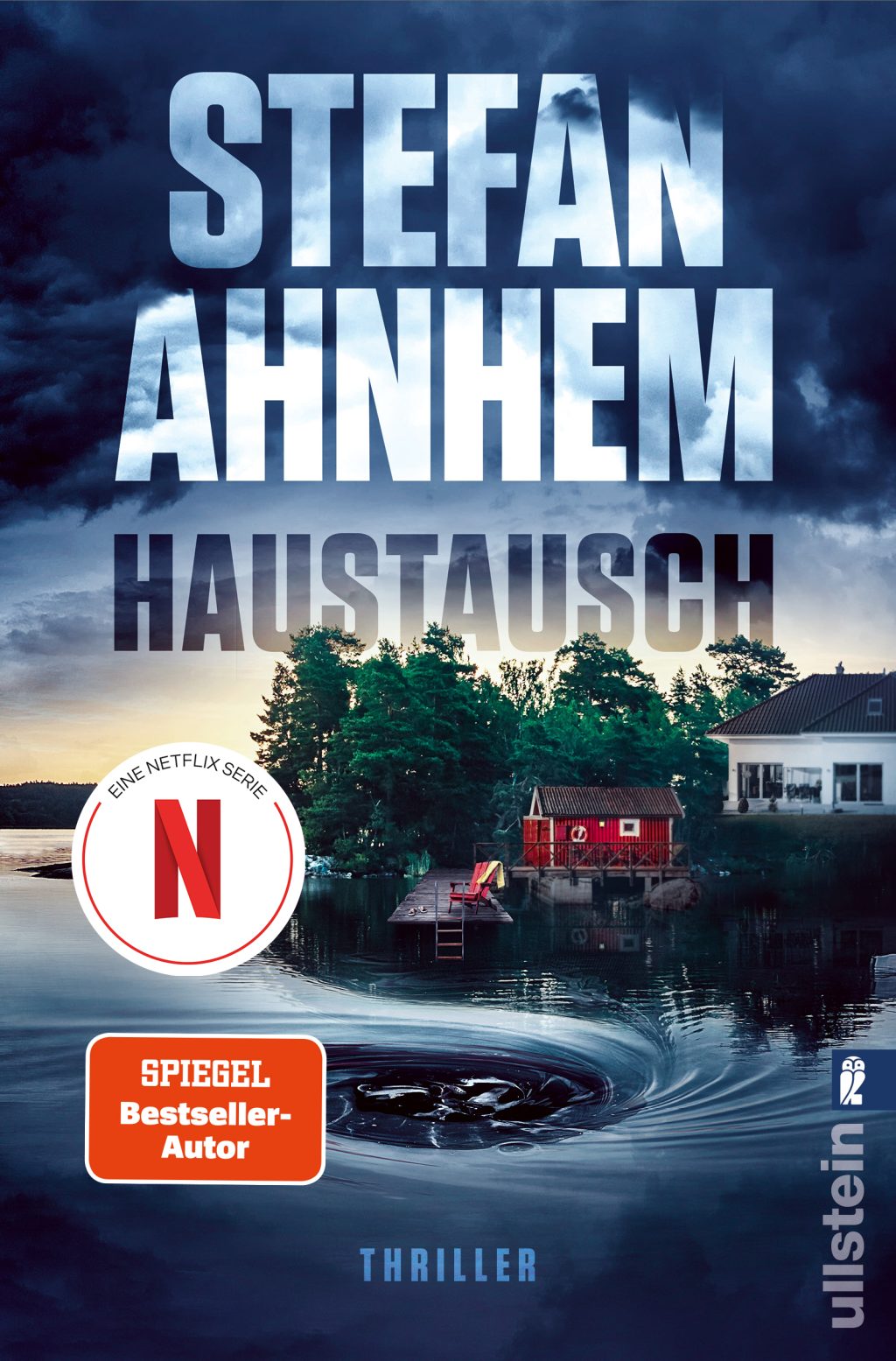 Cover von „Haustausch“ von Stefan Ahnhem: Dunkelblaue Gewitterwolken über einem See mit bewaldeter Insel, rotem Bootshaus, weißem Haus am Ufer und Wasserstrudel im Vordergrund.