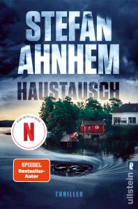 Cover von „Haustausch“ von Stefan Ahnhem: Dunkelblaue Gewitterwolken über einem See mit bewaldeter Insel, rotem Bootshaus, weißem Haus am Ufer und Wasserstrudel im Vordergrund.